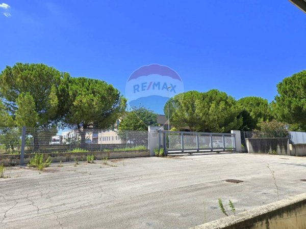 locale commerciale in vendita a Recanati