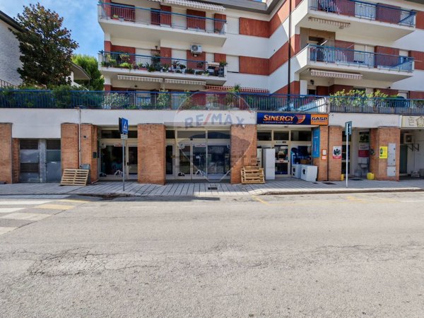 locale commerciale in vendita a Recanati