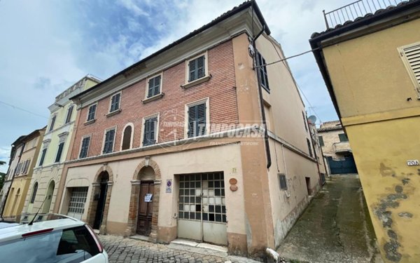 intera palazzina in vendita a Recanati in zona Castelnuovo