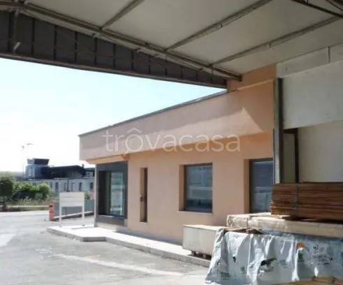 locale commerciale in vendita a Recanati