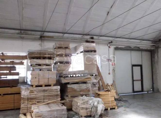 locale commerciale in vendita a Recanati