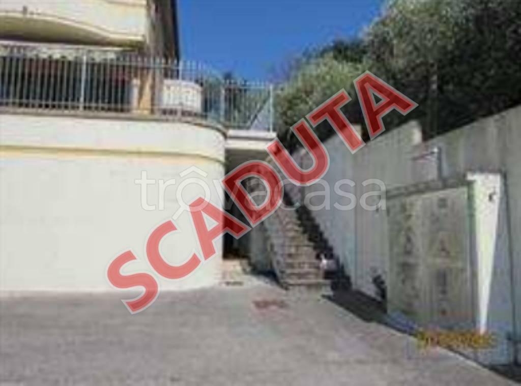 locale commerciale in vendita a Recanati in zona Le Grazie