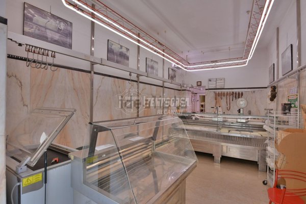 locale commerciale in vendita a Recanati