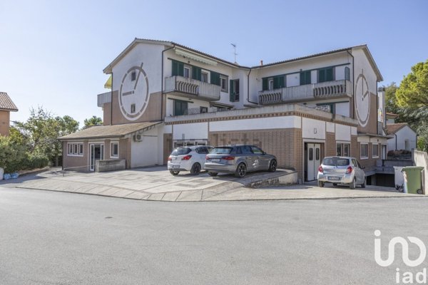 locale commerciale in vendita a Recanati