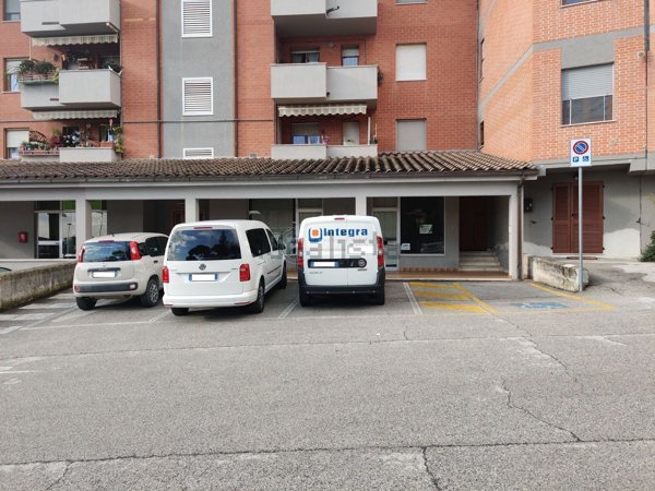locale commerciale in vendita a Recanati in zona Le Grazie
