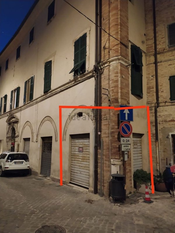 locale commerciale in vendita a Recanati