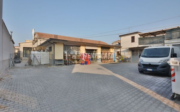 locale commerciale in vendita a Recanati