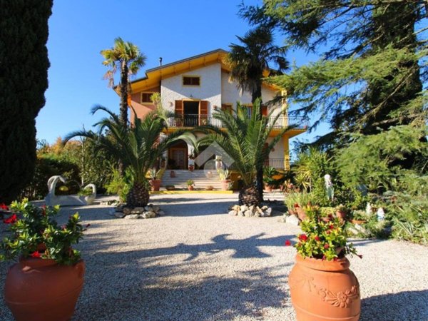 casa indipendente in vendita a Recanati in zona Chiarino
