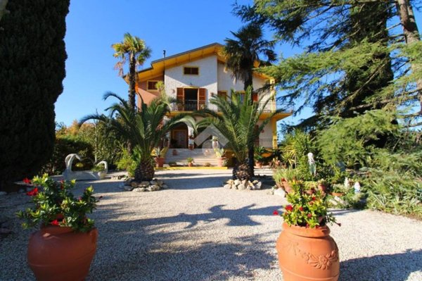 casa indipendente in vendita a Recanati in zona Chiarino