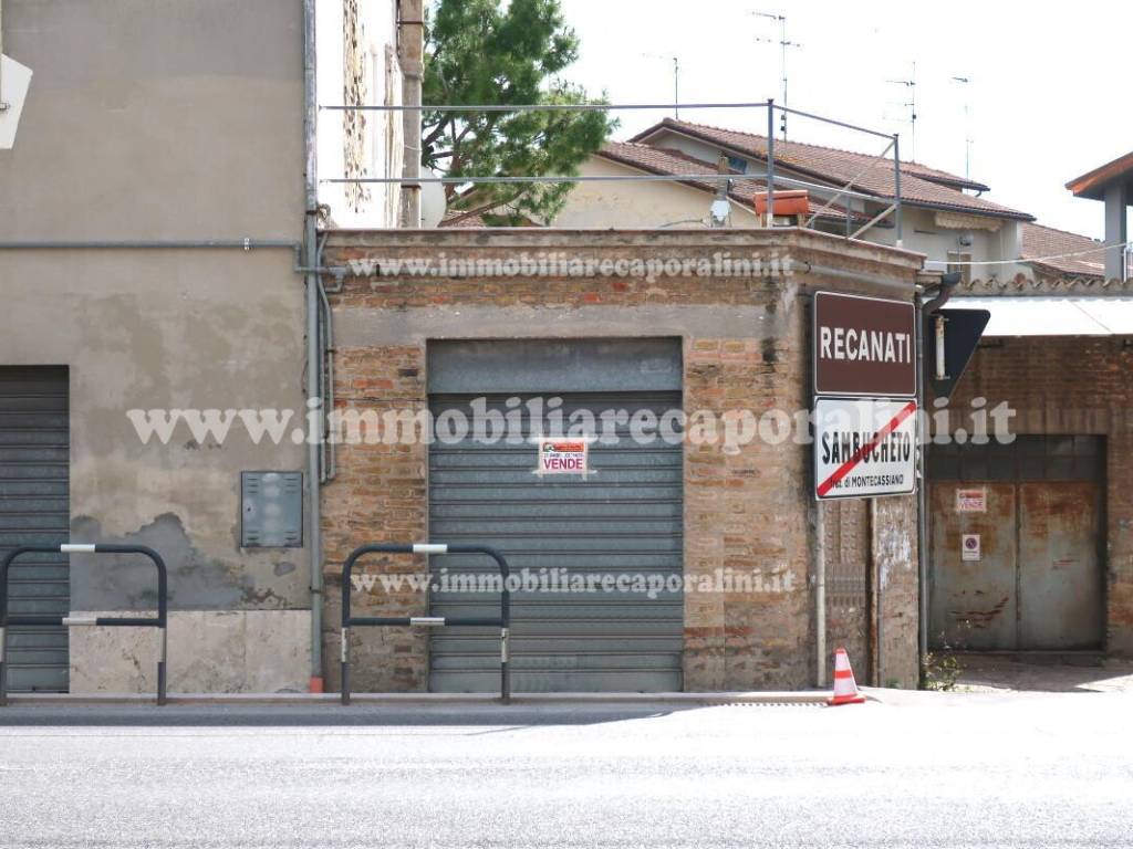 locale commerciale in vendita a Recanati