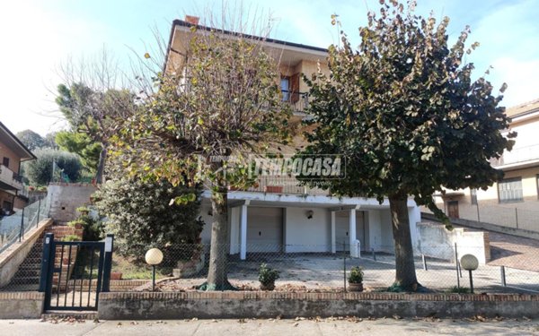 casa indipendente in vendita a Recanati