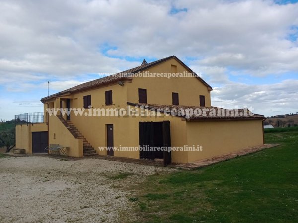 casa indipendente in vendita a Recanati in zona Castelnuovo