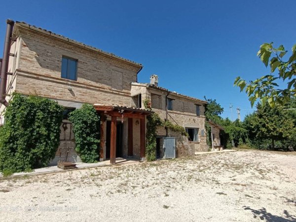 casa indipendente in vendita a Recanati in zona Montefiore
