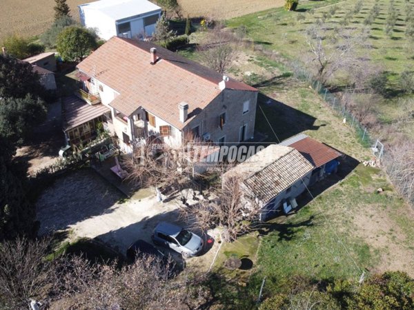 casa indipendente in vendita a Recanati in zona Bagnolo