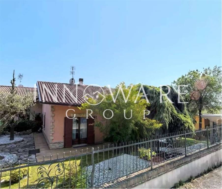 casa indipendente in vendita a Recanati in zona Santa Lucia