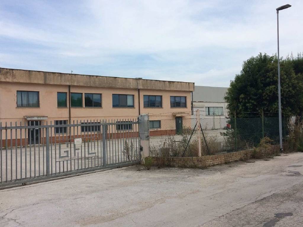 locale commerciale in vendita a Recanati