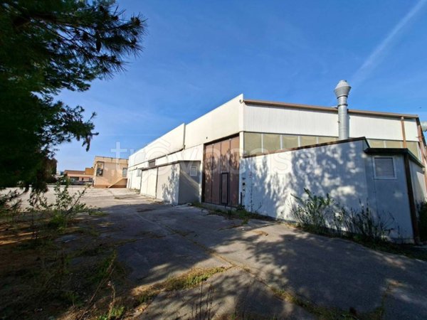 locale commerciale in vendita a Recanati