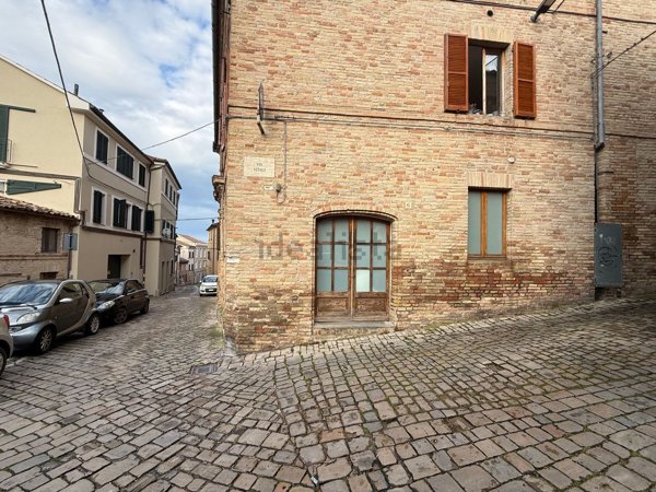 locale commerciale in vendita a Recanati