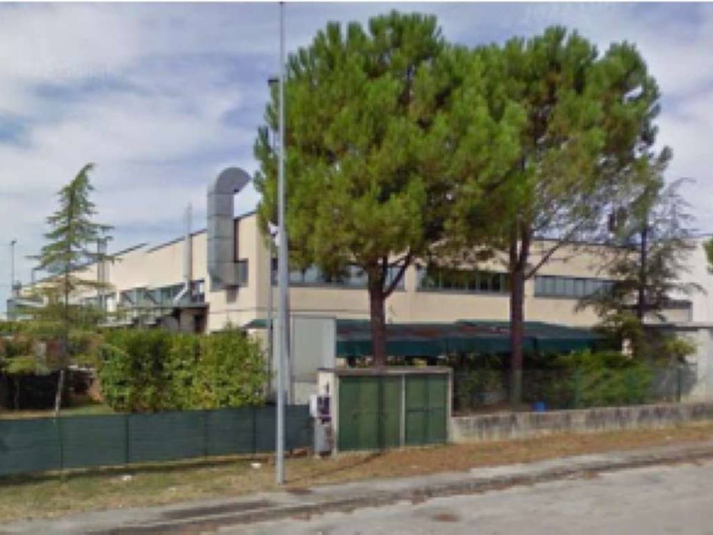 locale commerciale in vendita a Recanati