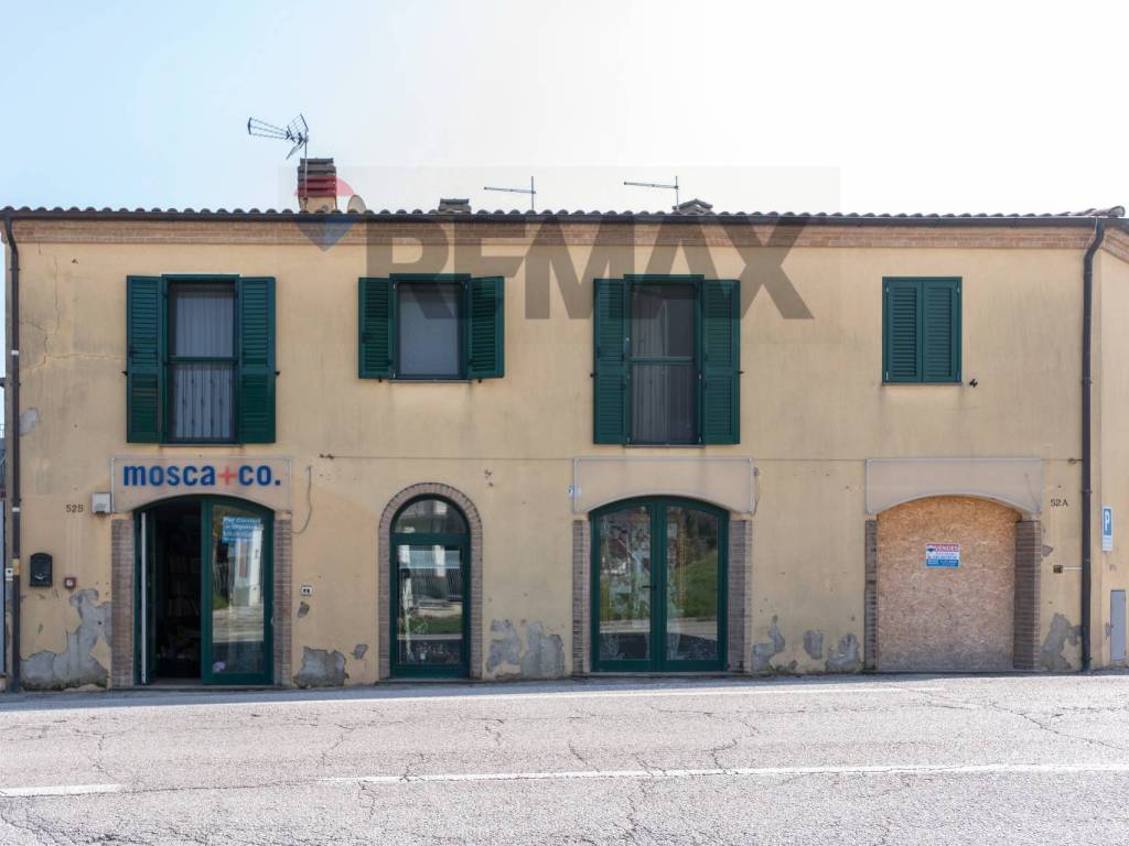 negozio in vendita a Recanati in zona Le Grazie