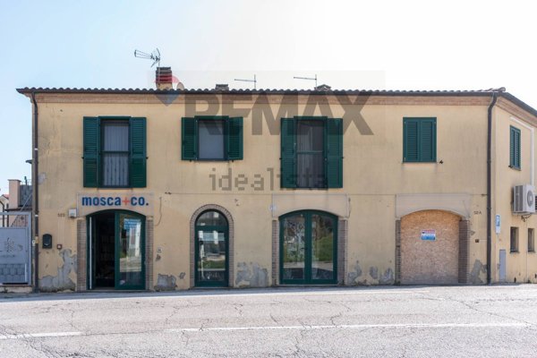 locale commerciale in vendita a Recanati
