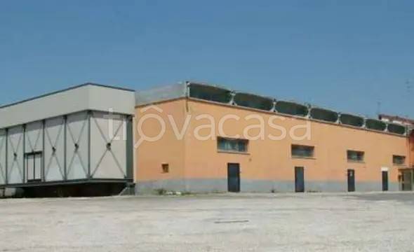 locale commerciale in vendita a Recanati