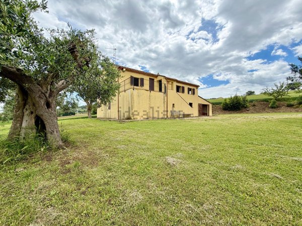 casa indipendente in vendita a Recanati in zona Castelnuovo