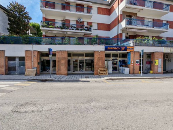 locale commerciale in vendita a Recanati in zona Santa Lucia