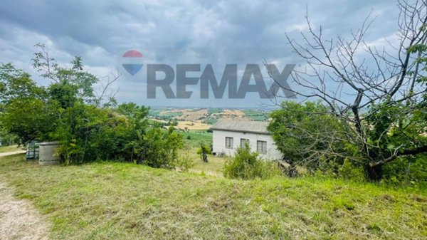locale di sgombero in vendita a Recanati in zona Castelnuovo