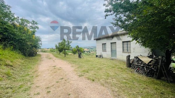 locale di sgombero in vendita a Recanati in zona Castelnuovo