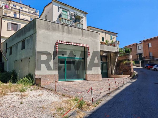 negozio in vendita a Recanati in zona Santa Lucia