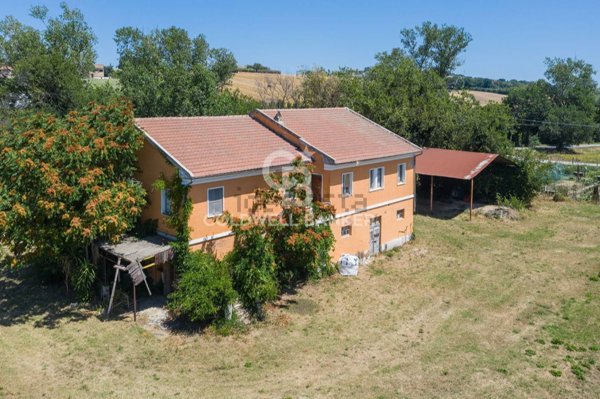 casale in vendita a Recanati in zona Santa Lucia
