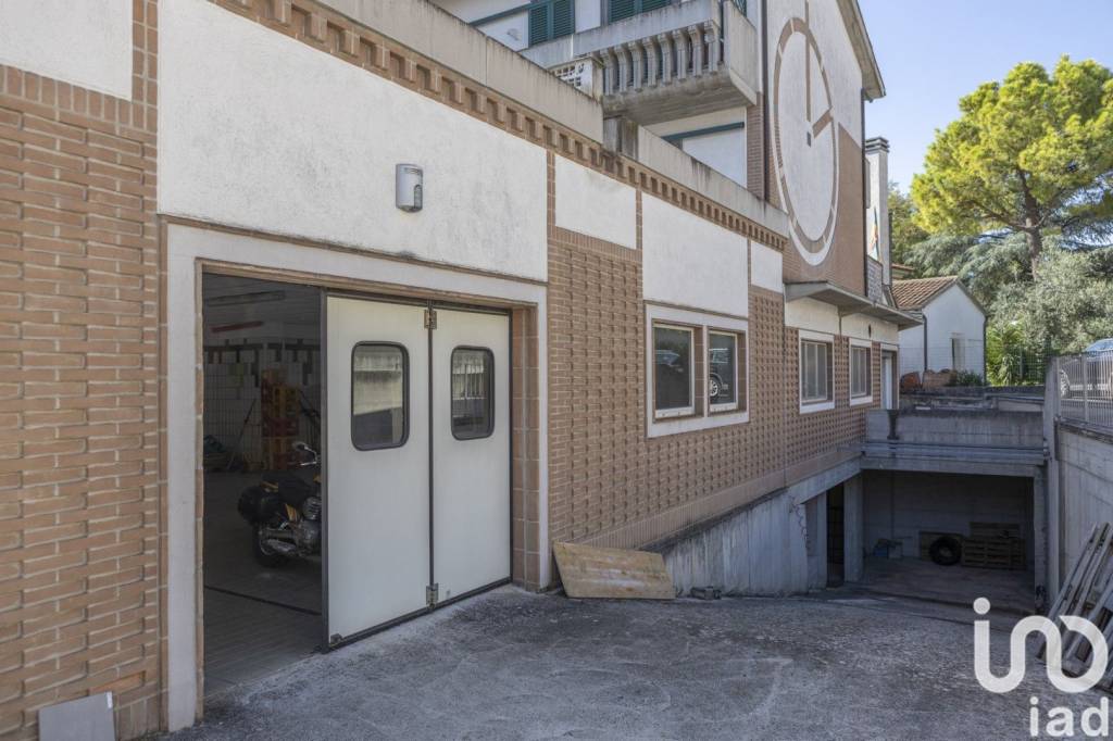negozio in vendita a Recanati in zona Santa Lucia