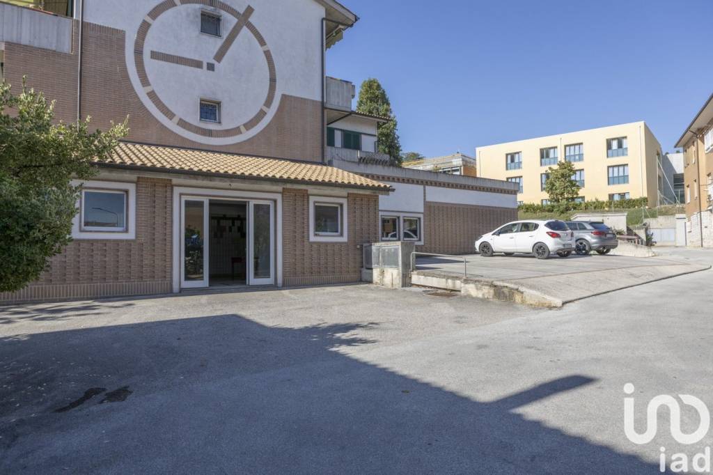 negozio in vendita a Recanati in zona Santa Lucia