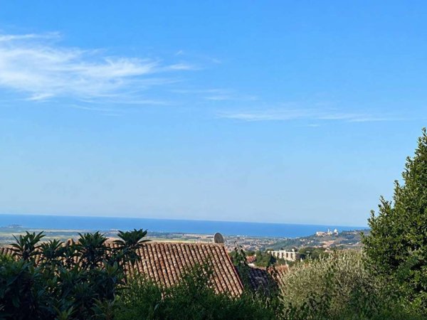 casa indipendente in vendita a Recanati in zona Castelnuovo