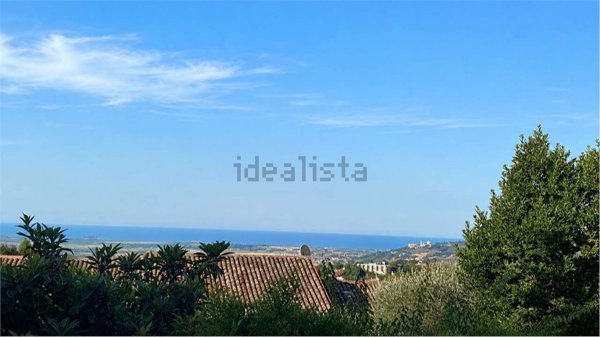 casa indipendente in vendita a Recanati in zona Castelnuovo