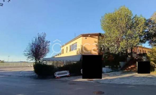 locale commerciale in vendita a Recanati in zona Santa Lucia