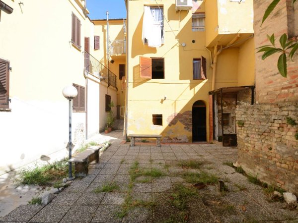 casa indipendente in vendita a Recanati in zona Castelnuovo