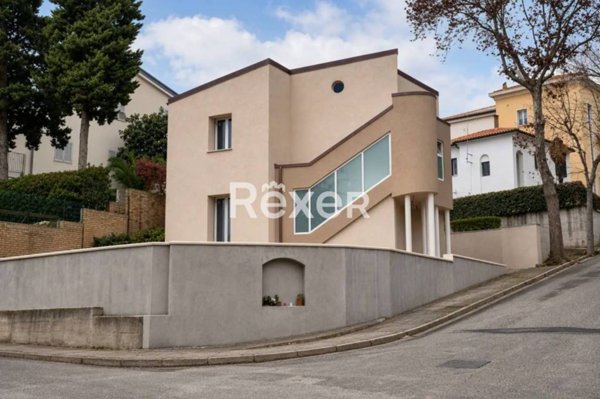 casa indipendente in vendita a Recanati in zona Santa Lucia