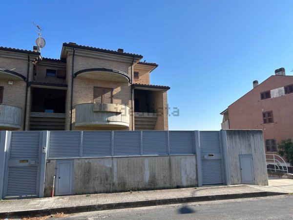 pentavano in vendita a Recanati in zona Santa Lucia