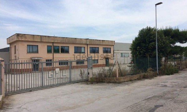 locale commerciale in vendita a Recanati