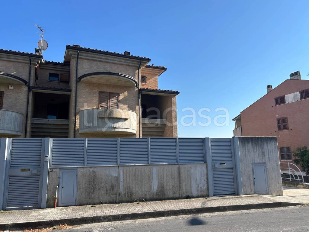 casa indipendente in vendita a Recanati in zona Santa Lucia