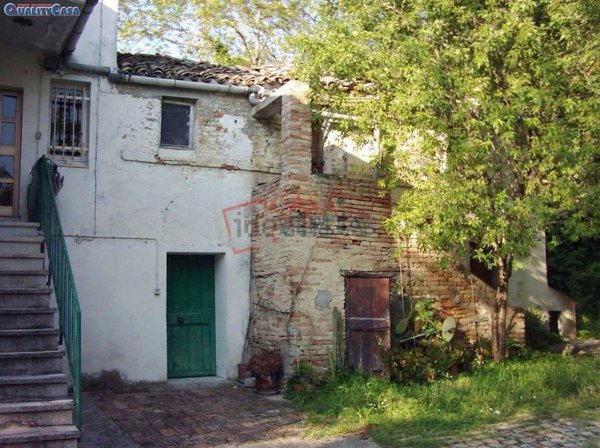casa indipendente in vendita a Recanati in zona Castelnuovo