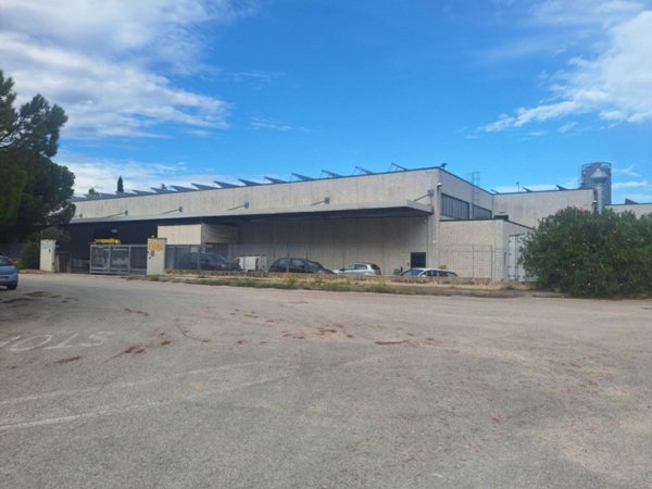 locale commerciale in vendita a Recanati in zona Fontenoce