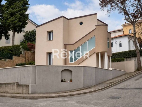 casa indipendente in vendita a Recanati in zona Santa Lucia