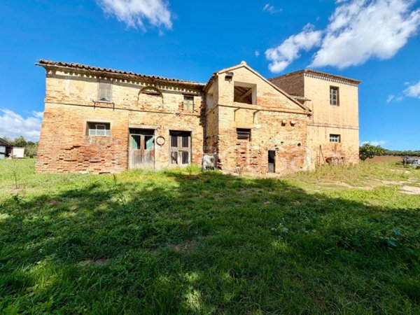 casa indipendente in vendita a Recanati in zona Castelnuovo