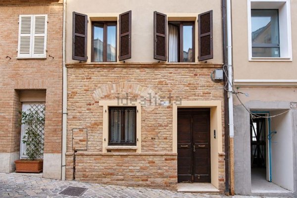 casa indipendente in vendita a Recanati in zona Castelnuovo