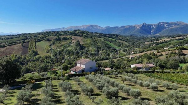 casa indipendente in vendita a San Ginesio