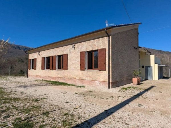 casa indipendente in vendita a San Ginesio
