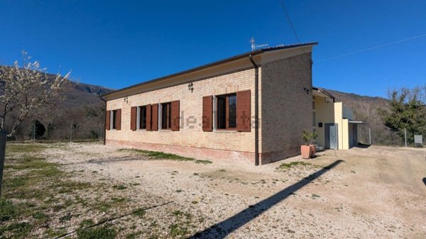casa indipendente in vendita a San Ginesio
